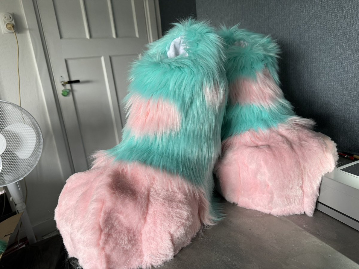 AfuzCreations's tweet photo. #wip of the feetpaws!(not glued on) 

#FURRY #furrymaker #wip #fursuiting #cute #fursuiteveryday #convention #wip #fursuit #fursuitfriday #fursuitforsale https://t.co/Q0ReTJaVzR