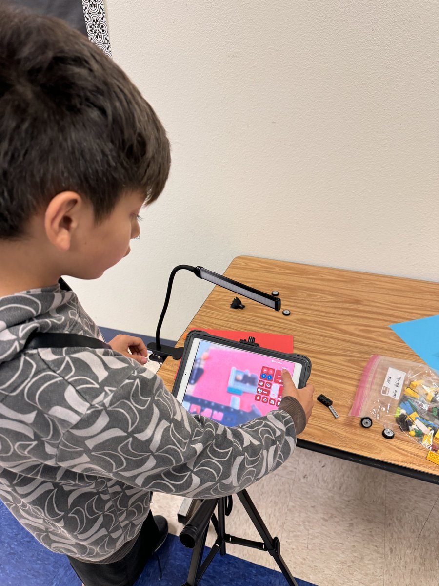 CelesteDLC96's tweet image. Ss working on their StopMotion videos. Can’t wait to see the final results. #ACESummerCamp #DigitalAnimationClass #3rdgraders