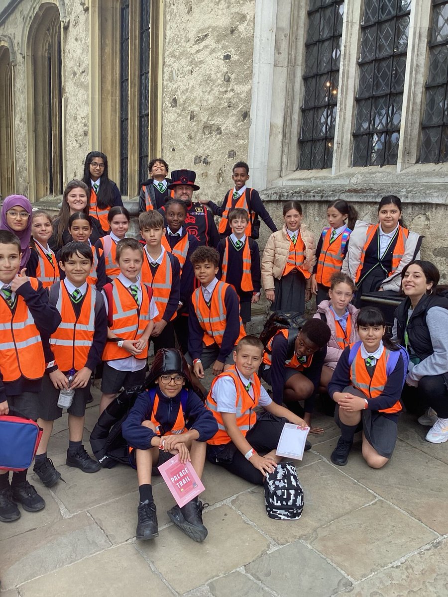 LALarkswood's tweet photo. 5SK had an amazing day at the Tower of London! They loved seeing the Crown Jewels, meeting the Beefeaters and watching the Ravens. They found out lots of facts about the British Monarchy and the history behind this famous landmark! 📷#SchoolTrip #TowerOfLondon https://t.co/biWyhIV8Gl
