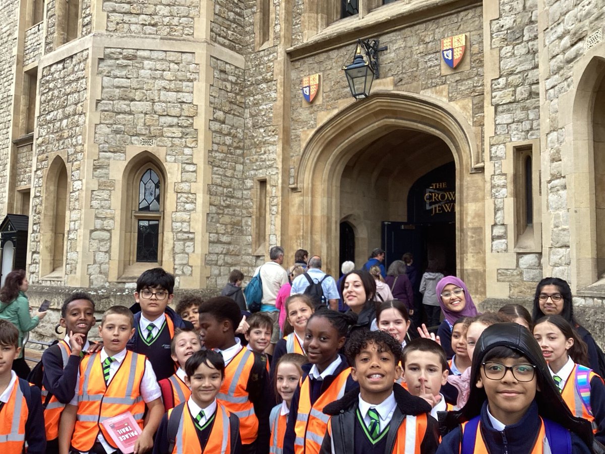 LALarkswood's tweet photo. 5SK had an amazing day at the Tower of London! They loved seeing the Crown Jewels, meeting the Beefeaters and watching the Ravens. They found out lots of facts about the British Monarchy and the history behind this famous landmark! 📷#SchoolTrip #TowerOfLondon https://t.co/biWyhIV8Gl