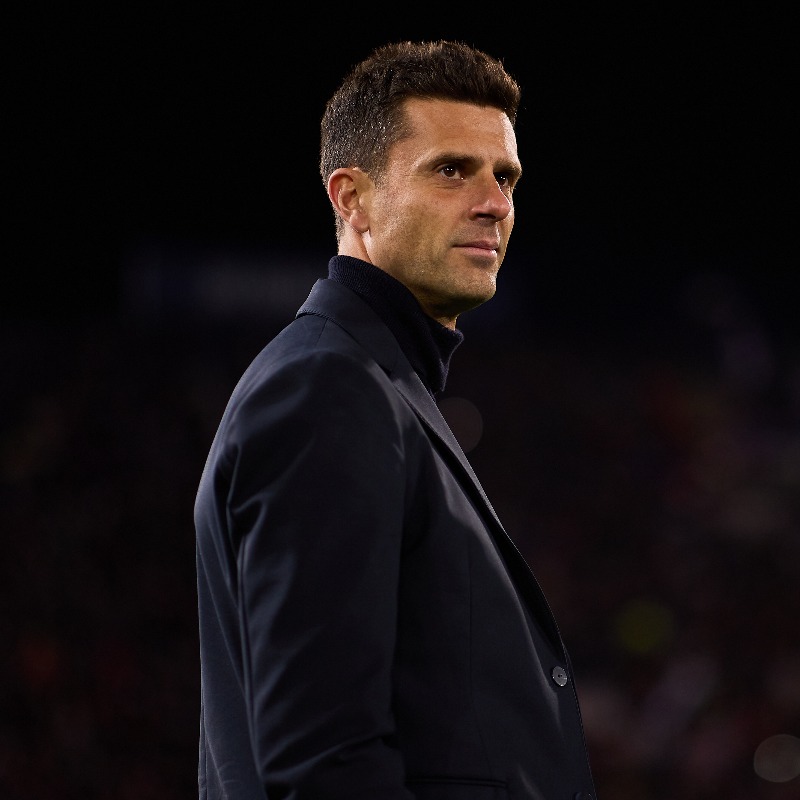 juventusfc's tweet photo. L'inizio di un nuovo capitolo 📖 
Diamo il benvenuto al nostro nuovo allenatore, Thiago Motta! ⚪⚫