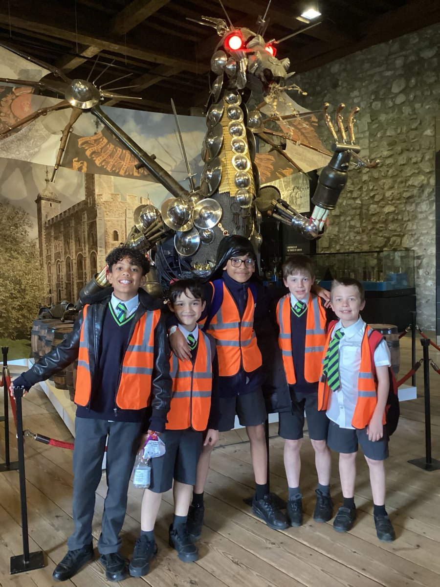 LALarkswood's tweet photo. 5SK had an amazing day at the Tower of London! They loved seeing the Crown Jewels, meeting the Beefeaters and watching the Ravens. They found out lots of facts about the British Monarchy and the history behind this famous landmark! 📷#SchoolTrip #TowerOfLondon https://t.co/biWyhIV8Gl