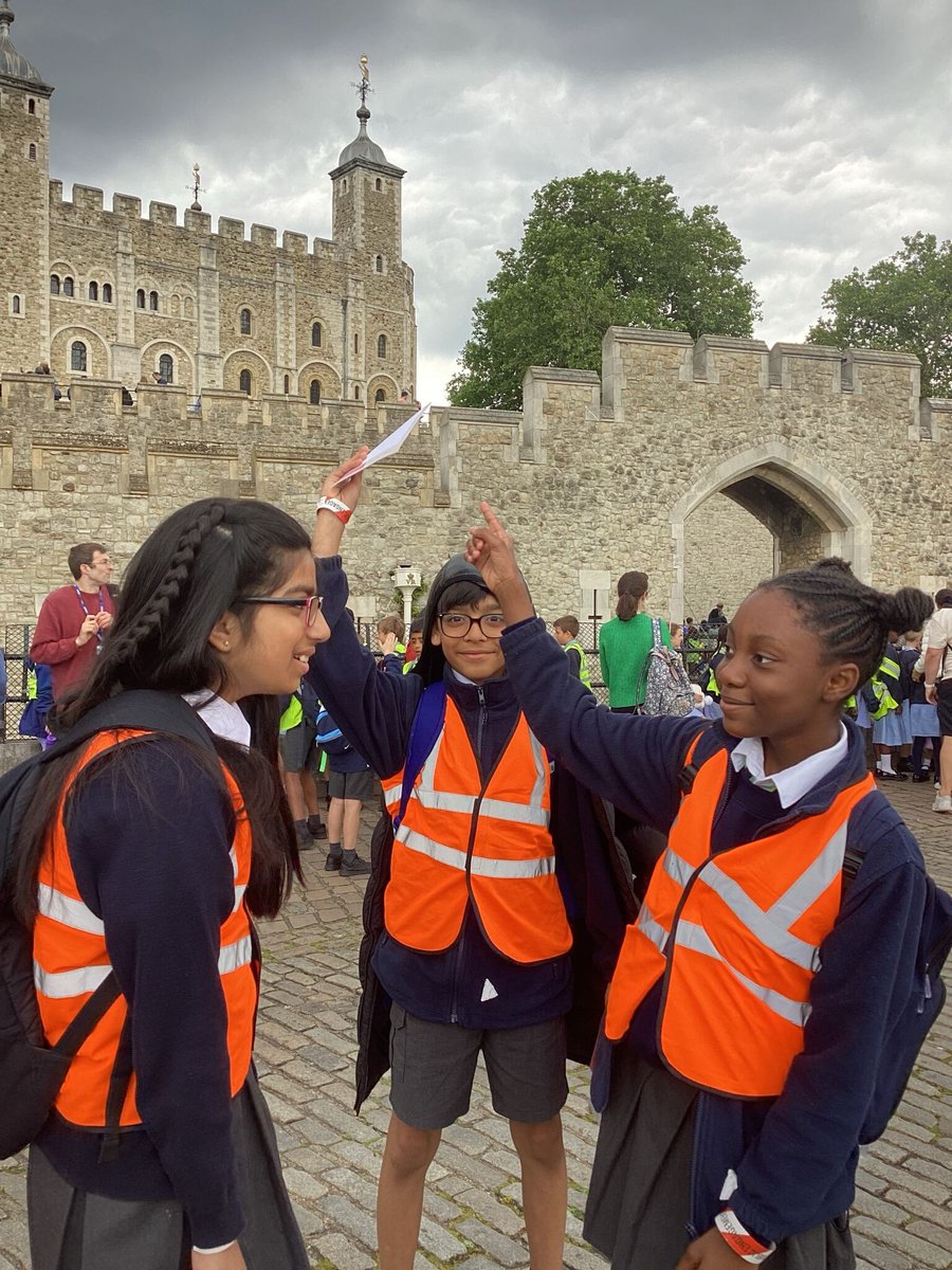 LALarkswood's tweet photo. 5SK had an amazing day at the Tower of London! They loved seeing the Crown Jewels, meeting the Beefeaters and watching the Ravens. They found out lots of facts about the British Monarchy and the history behind this famous landmark! 📷#SchoolTrip #TowerOfLondon https://t.co/biWyhIV8Gl