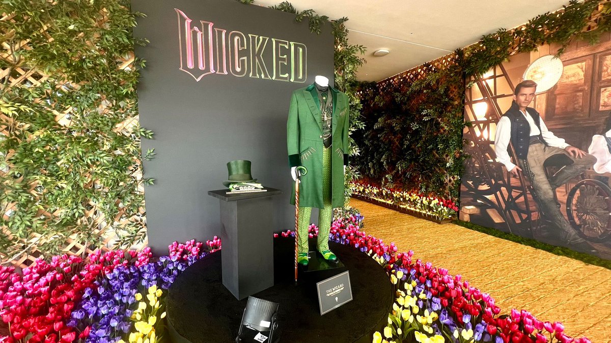 UniStudiosLot's tweet photo. The yellow brick road #grandentrance for the annual LA Screenings was adorned with flowers and greenery! π· Every space of the new #EventCenter was utilized to create a magical event inspired by "Wicked"!
#UniversalLotEvents #Wicked #LAScreenings #yellowbrickroad #eventdecor https://t.co/uaBG6KWBY2