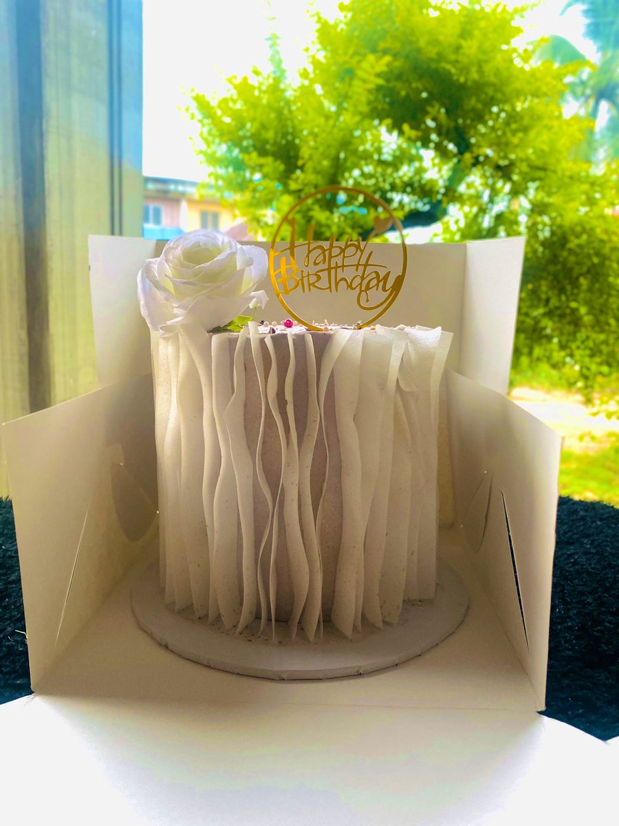 ubyicy's tweet photo. I know nothing trips you but I sure  know that my cakes does! #Ulickscake #cakesinuyo #streetbaker https://t.co/0sFfrhAsQ7