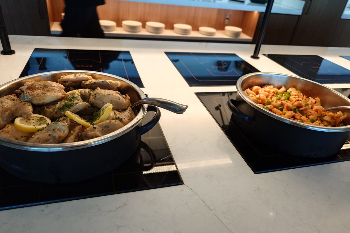 flying_drunkard's tweet photo. お昼のラインナップへ
#SOHOLOUNGE #アメリカン航空 #ブリティッシュエアウェイズ #ワンワールド #JFK #ニューヨーク #海外旅行 https://t.co/mx8uAbNhMK