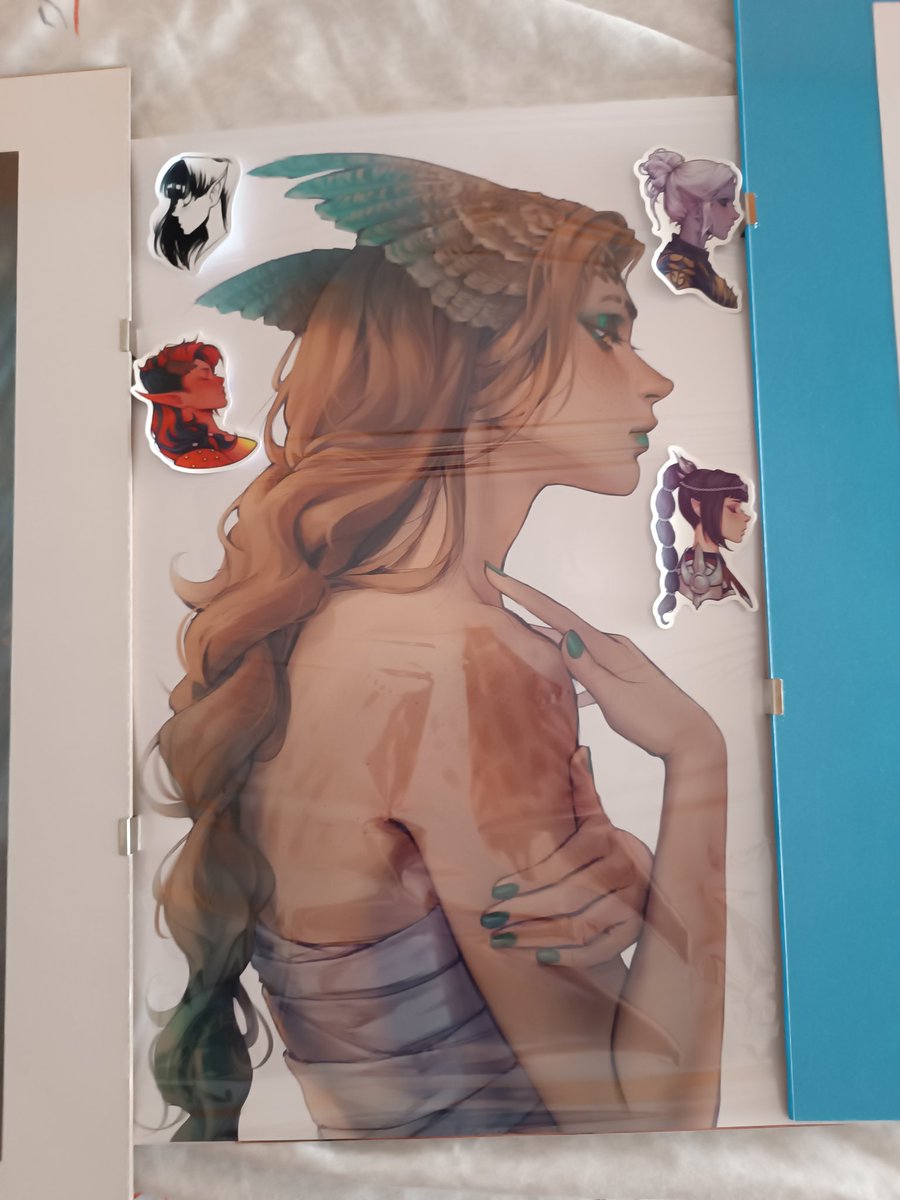 Jaspe_HTT's tweet photo. Ya llegaron y he de decir que si al verlo en digital ya me maravillaba lo que hacía, en print me maravilla mucho más @PaulinaKlime 

Con ganas de coincidir en algún evento y pillar aquellos prints que me quedé con ganas de pillar 😊 https://t.co/iwMkYemjhz
