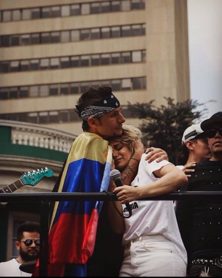 MiguelPoloP's tweet photo. ¿Donde están? ¿Por qué no promueven marchas o cantos por Colombia como lo hacían contra el pasado gobierno? Hipócritas. El país bañado en sangra inocente y ellos calladitos ¿les habrán dado algo? Estos cantantes de pacotilla deberían ser cancelados. Ellos también tienen una responsabilidad grande por subir al ex convicto a la presidencia. ¡Que den la cara!