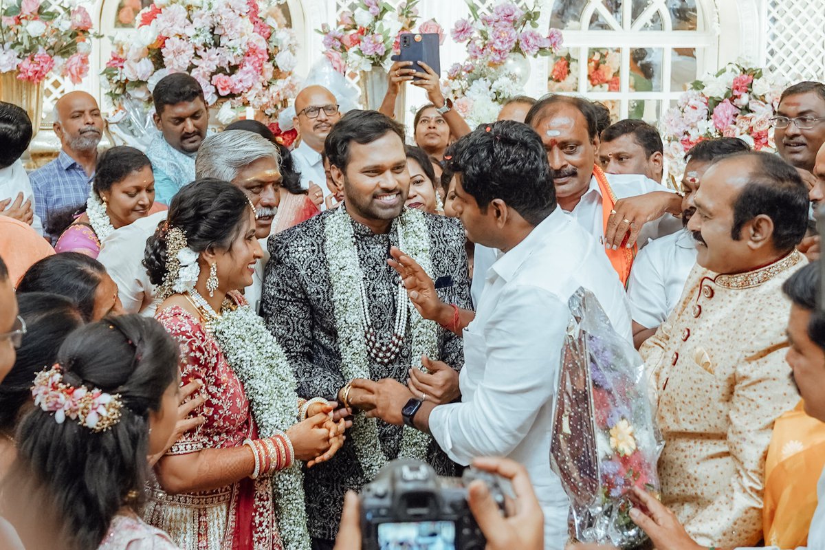 annamalai_k's tweet photo. இன்றைய மாலை, @BJP4Tamilnadu மத்திய அரசு நலத்திட்டப் பிரிவு, மாநிலத் தலைவர் திரு. J.லோகநாதன் அவர்களது மகன், டாக்டர் L.அனந்த்குமார் மற்றும் மணமகள், டாக்டர் K.பிரியங்கா ஆகியோர் திருமண விழாவில் கலந்து கொண்டதில் மகிழ்ச்சி அடைகிறேன்.

மணமக்கள் இருவரும், குறைவற்ற அன்புடன், நிறைந்த செல்வங்களுடன், வளமுடன், நலமுடன் வாழ வாழ்த்துக்களைத் தெரிவித்துக் கொள்கிறேன்.