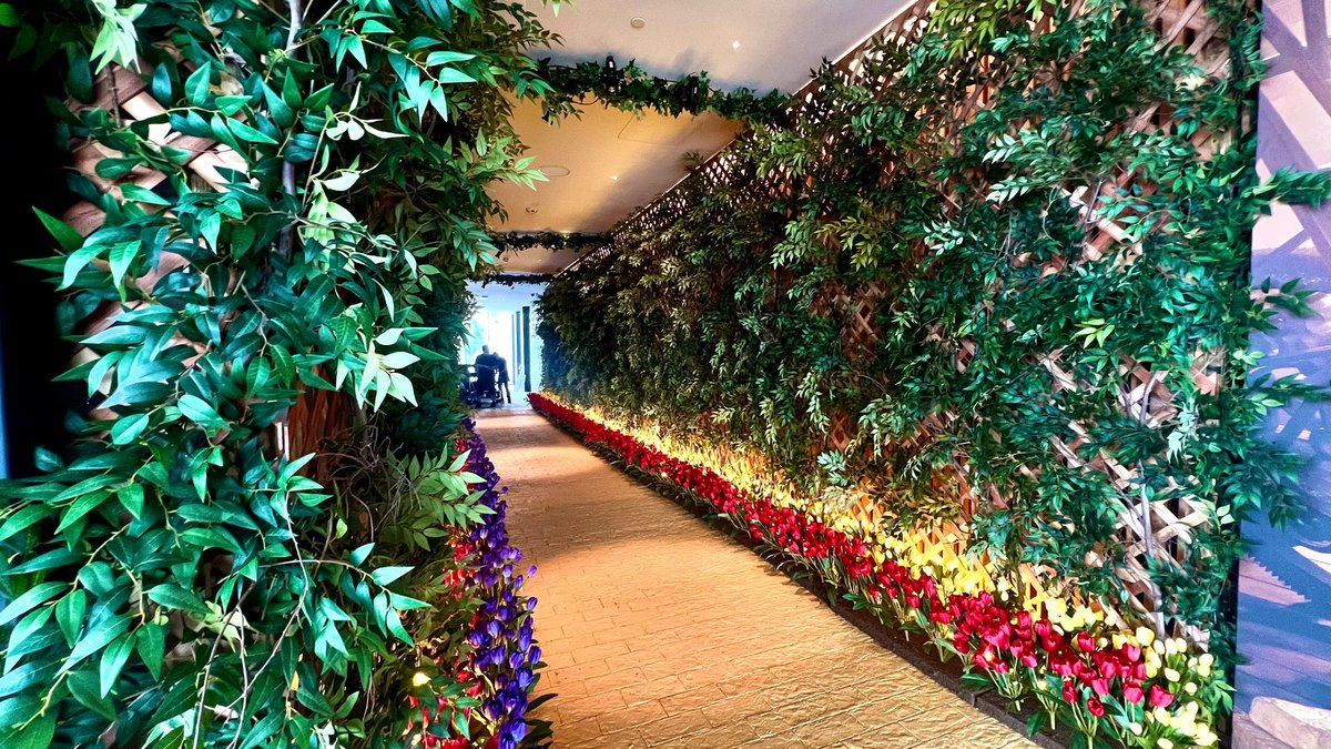UniStudiosLot's tweet photo. The yellow brick road #grandentrance for the annual LA Screenings was adorned with flowers and greenery! π· Every space of the new #EventCenter was utilized to create a magical event inspired by "Wicked"!
#UniversalLotEvents #Wicked #LAScreenings #yellowbrickroad #eventdecor https://t.co/uaBG6KWBY2