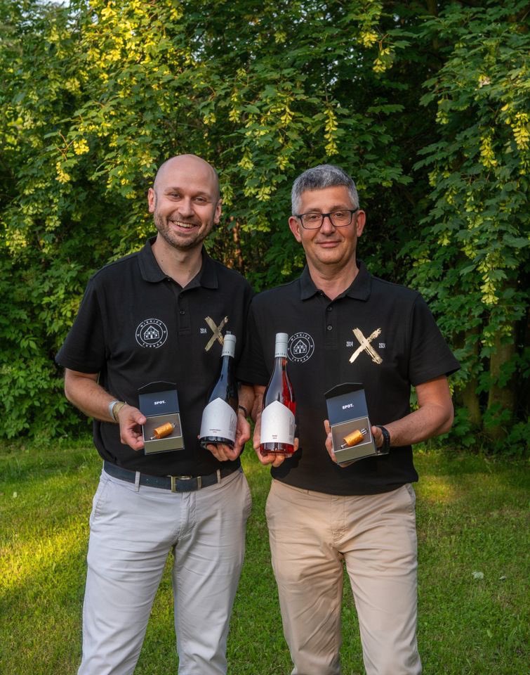 🥇 Dwa Złote Korki – dla Chardonnay 2022 i Rose 2023
🍾 Premiera Classique Brut dojrzewającego 32 mce na osadzie
🍷 Inspirujące rozmowy z fanami polskiego wina

Wciąż jesteśmy pełni emocji po festiwalu Polskie Korki 2024 w SPOT.

Fot. Małgorzata Opala Fotoaktywne