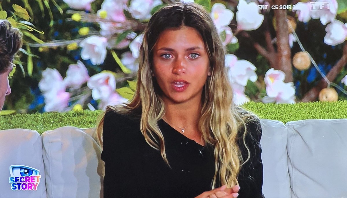 BreeMagaptche's tweet photo. Mtnt il faut un peu d'indulgence vis à vis de Lou, elle a 21 ans, marseillaise, elle découvre que Max n'est pas son binôme et n'a pas pu valider le secret car zéro sous. Elle ne forme plus un bloc solide à 4. Son couple est peut être en danger... #SecretStoryleLive #SecretStory https://t.co/Cs9oWC9RK1