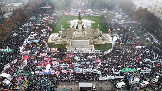 LegadoPeron's tweet photo. La foto que querían evitar.
#NOaLaLeyBASES https://t.co/HsnNeUnnuR