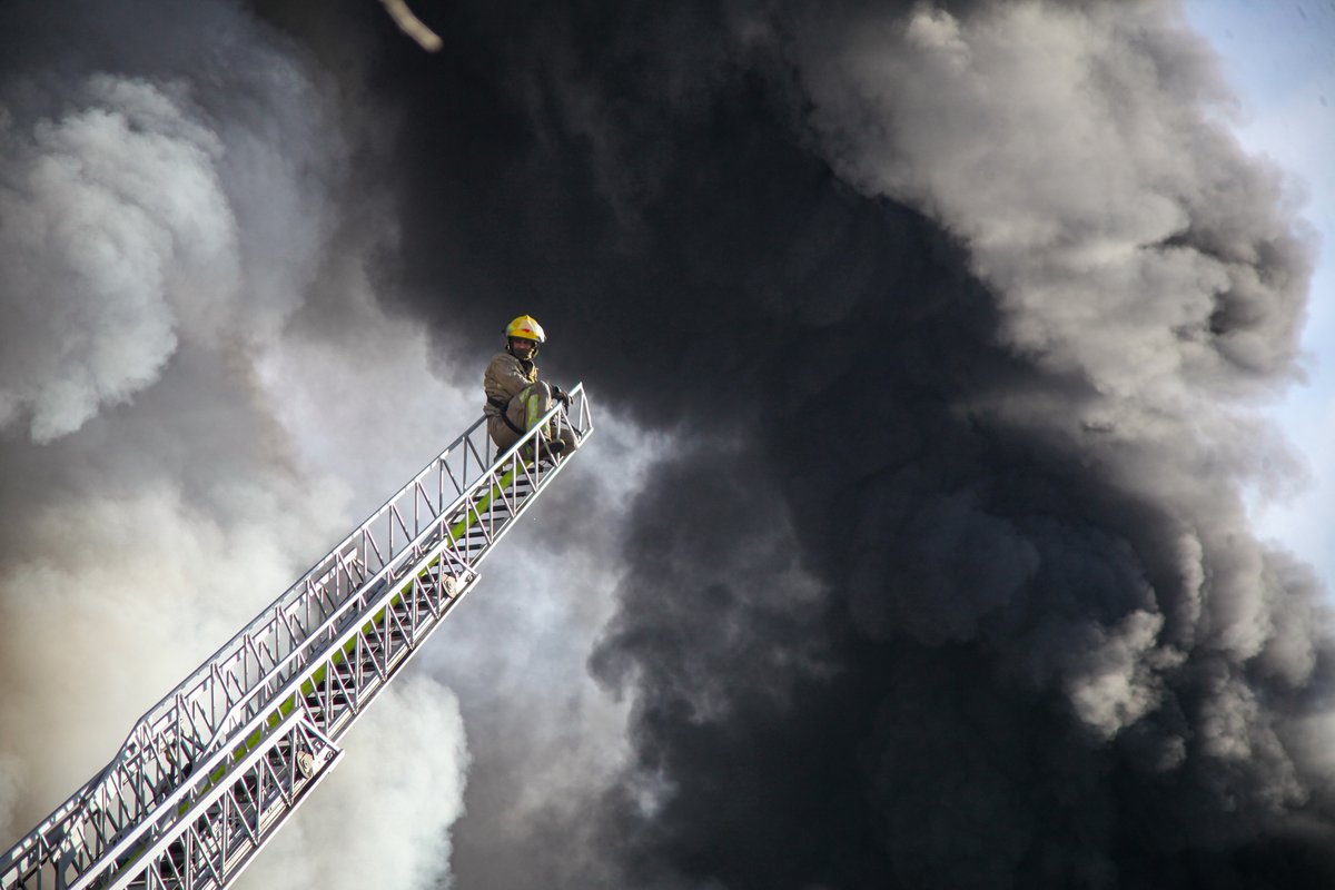 waltertalotti's tweet photo. Los héroes del incendio: 26 fotos que capturan la valentía de los bomberos en acción

Las imágenes reflejan la tensión del momento, la adrenalina y el cansancio tras varias horas combatiendo las llamas.

https://t.co/VWkJiFQCwq https://t.co/pQZHRNvLb9