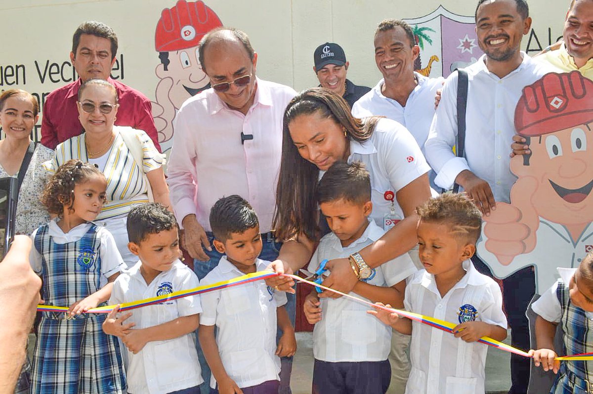 alcaldiabosco's tweet photo. Agradecemos a @DrummondLtdCo por su invaluable apoyo en la construcción del Jardín 18 de Febrero en la Institución Educativa Carlos Restrepo Araujo. Su compromiso al 100% con el desarrollo educativo de Bosconia. Desde la administración municipal seguiremos trabajando de la mano🫱🏼‍🫲🏾 https://t.co/RoyEAmGKOj