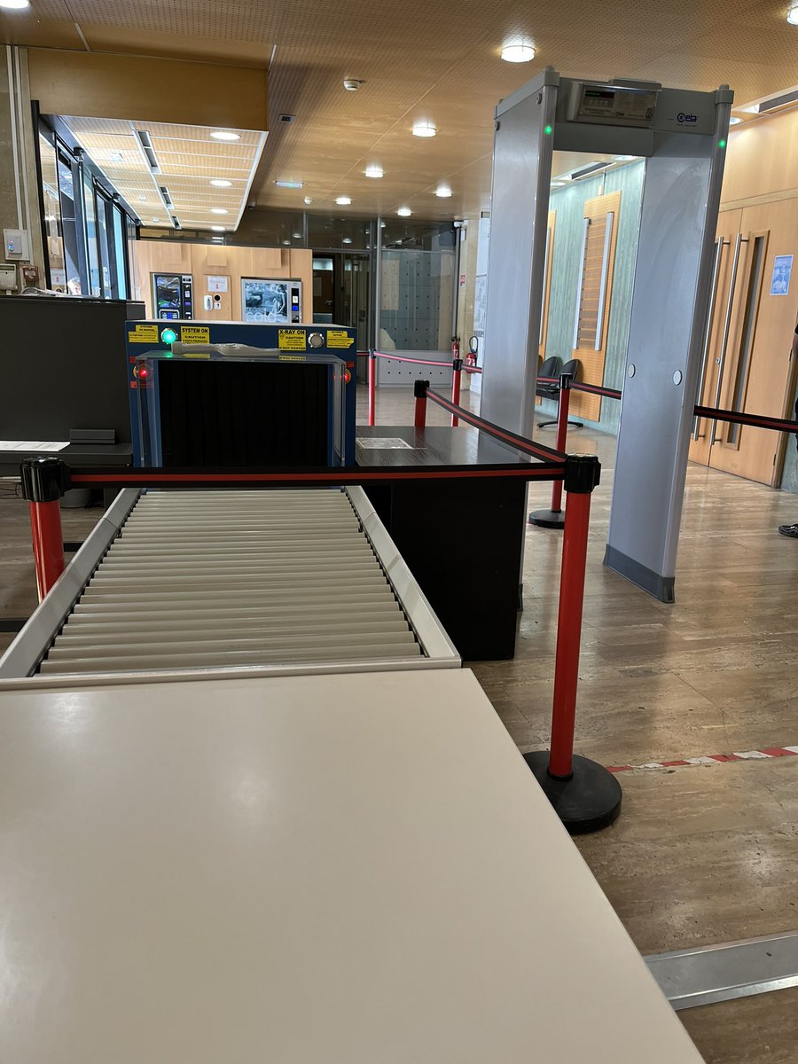 ProcureureNIMES's tweet image. #Civisme et #respect 
💁‍♀️Juridiction : lieu où des professionnels du droit accueillent le public et l’auxiliaire de justice au mieux 🤗➡️respect leur est dû. 
👮🏻 Lieu où des procédures sécurisent entrées et sorties pour protection de tous  ➡️ respect des règles de contrôle 🙏🏾