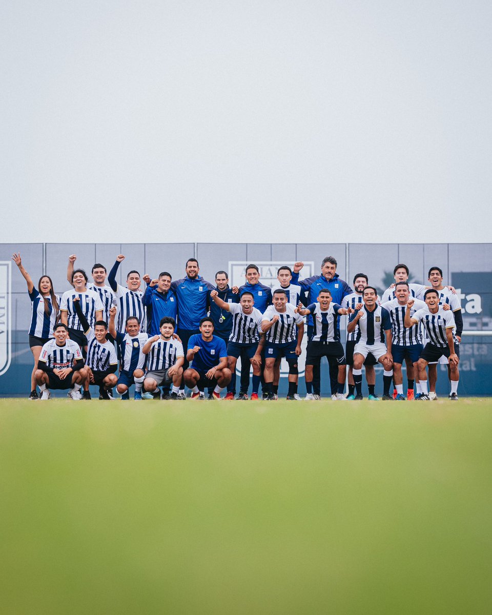 ClubALoficial's tweet photo. 📸Nuestros 𝗜́𝗻𝘁𝗶𝗺𝗼𝘀 viven un día de entrenamiento como 𝗷𝘂𝗴𝗮𝗱𝗼𝗿𝗲𝘀 𝗽𝗿𝗼𝗳𝗲𝘀𝗶𝗼𝗻𝗮𝗹𝗲𝘀. 👏🏾💪🏾

Tú también puedes ser parte de grandes premios y experiencias gracias a 𝙃𝙖𝙯𝙩𝙚 𝙄́𝙣𝙩𝙞𝙢𝙤.

Suscríbete aquí➡️ https://t.co/SaOr6BB0Ik

#ConAlianzaSiempre
#HazteÍntimo