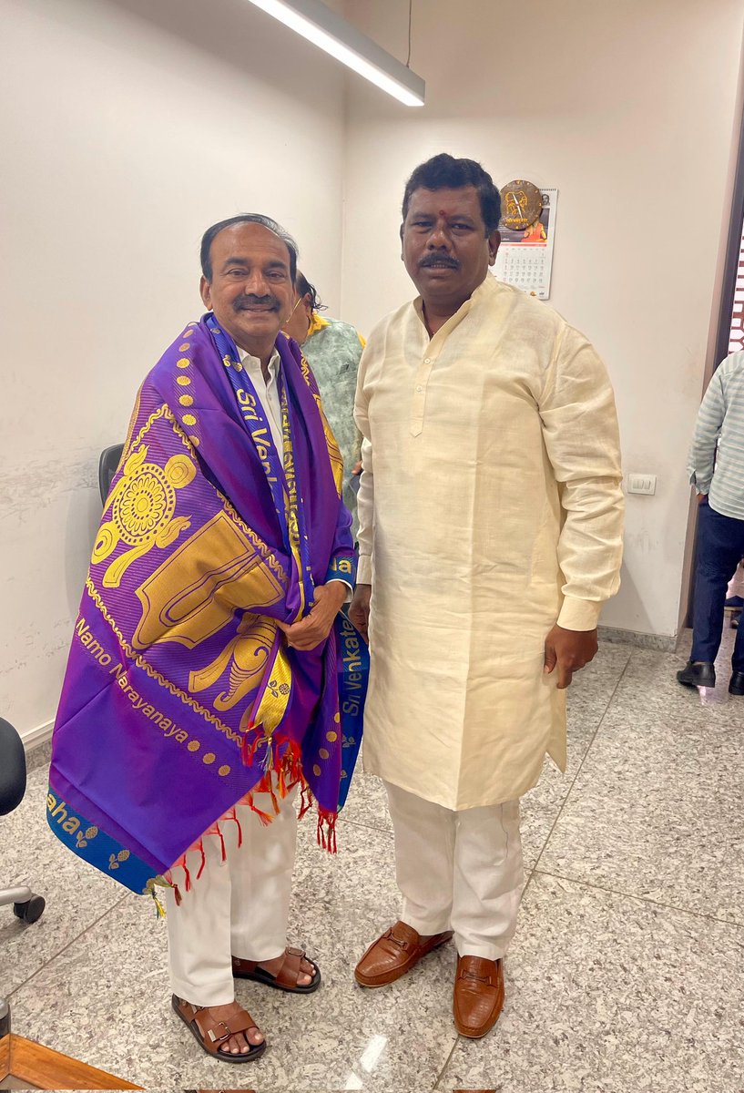 srikanth_cheera's tweet photo. ఈ రోజు బీజేపీ సెంట్రల్ హెడ్ క్యార్టర్ ఆఫీస్లో , శ్రీ ఈటల రాజేందర్ అన్న గారికి శుభాకాంక్షలు తెలియపర్చడం జరిగింది
#BJPin148
@Eatala_Rajender 
@kishanreddybjp 
@bandisanjay_bjp 
@drlaxmanbjp 
@CheeraSuchitra 
@BJP4Telangana https://t.co/CE9qHPzYYu