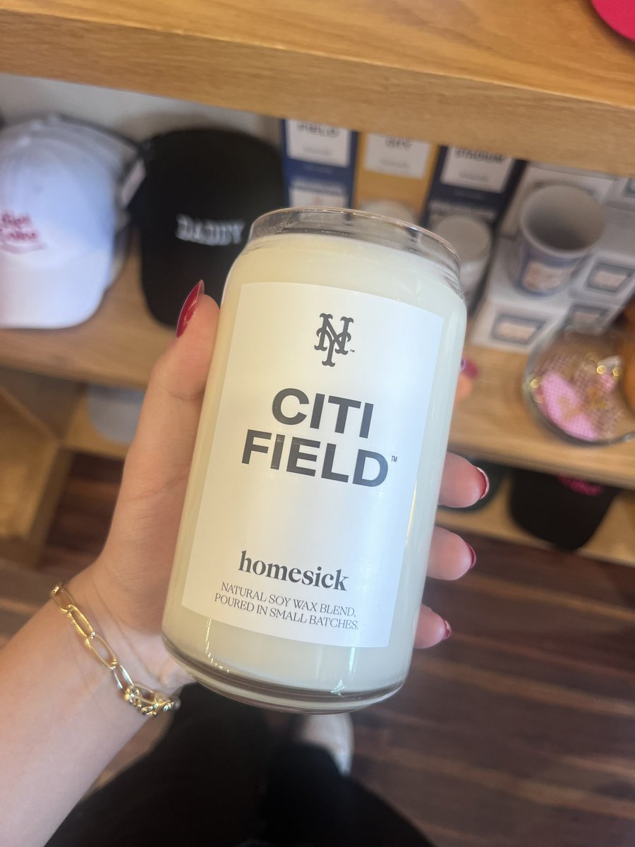 emilyinqueens's tweet image. it smelled like popcorn and pain.