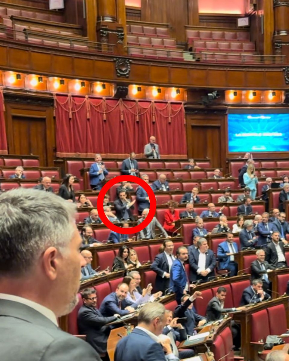 BaldinoVittoria's tweet photo. Altro che patrioti. Sono proprio fascisti! E non lo nascondono! 

Questo gesto fatto pochi giorni dopo che in questa aula si commemorava Matteotti, barbaramente ucciso dai fascisti è inaccettabile. https://t.co/TBAgUzOUHK