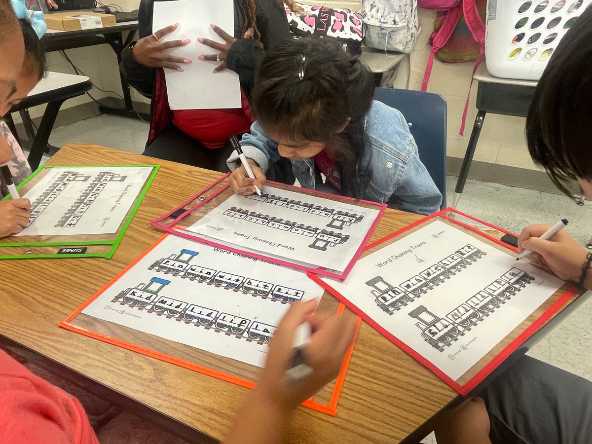 brandis_cook's tweet photo. Word chaining was spotted in multiple classrooms at Glen Iris during summer learning. Pictured are two classrooms participating in word chaining during whole and small group instruction (with an instructional assistant). @Alabama_Reading https://t.co/zKOQCpMRQM