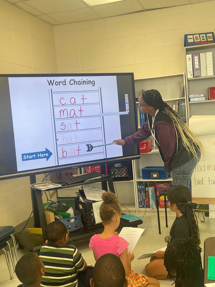 brandis_cook's tweet photo. Word chaining was spotted in multiple classrooms at Glen Iris during summer learning. Pictured are two classrooms participating in word chaining during whole and small group instruction (with an instructional assistant). @Alabama_Reading https://t.co/zKOQCpMRQM