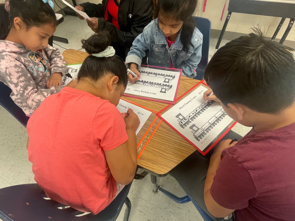 brandis_cook's tweet photo. Word chaining was spotted in multiple classrooms at Glen Iris during summer learning. Pictured are two classrooms participating in word chaining during whole and small group instruction (with an instructional assistant). @Alabama_Reading https://t.co/zKOQCpMRQM