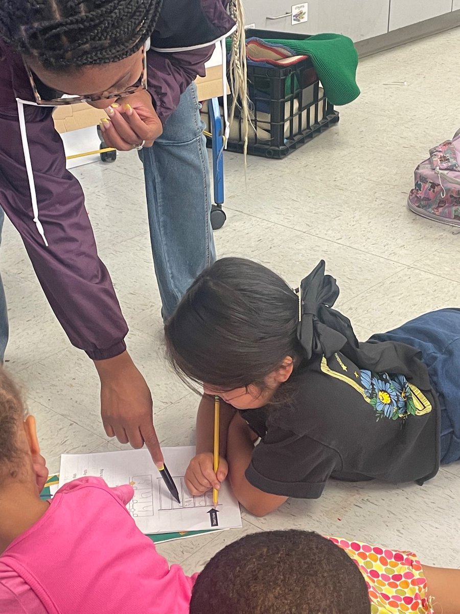 brandis_cook's tweet photo. Word chaining was spotted in multiple classrooms at Glen Iris during summer learning. Pictured are two classrooms participating in word chaining during whole and small group instruction (with an instructional assistant). @Alabama_Reading https://t.co/zKOQCpMRQM