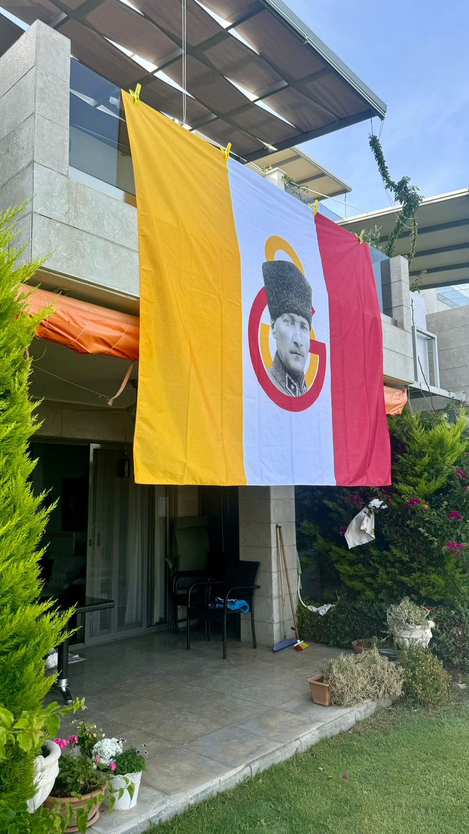 GalatasaraySK's tweet photo. 😍 Türkiye’nin ve dünyanın dört bir yanını bayraklarla donatmaya devam ediyoruz!  💛❤️

📍 Erciyes / Kayseri 
📍 Fatih / İstanbul
📍 Küçükkuyu / Çanakkale
📍 Osmangazi Köprüsü 

Sen de bayrağını gururla as, fotoğrafını çek ve #AsBayraklarıAs etiketiyle konumunu yazarak paylaş; yayınlayalım!
