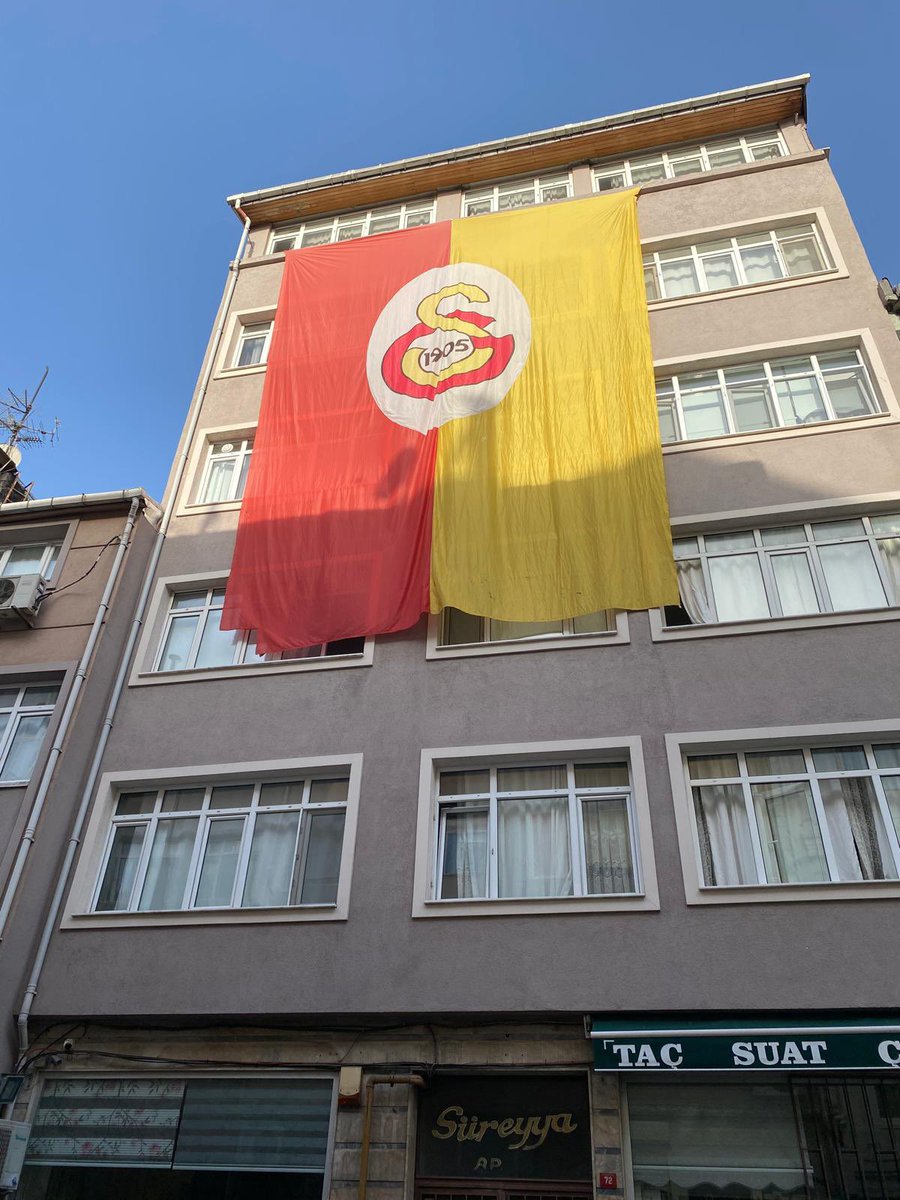 GalatasaraySK's tweet photo. 😍 Türkiye’nin ve dünyanın dört bir yanını bayraklarla donatmaya devam ediyoruz!  💛❤️

📍 Erciyes / Kayseri 
📍 Fatih / İstanbul
📍 Küçükkuyu / Çanakkale
📍 Osmangazi Köprüsü 

Sen de bayrağını gururla as, fotoğrafını çek ve #AsBayraklarıAs etiketiyle konumunu yazarak paylaş; yayınlayalım!