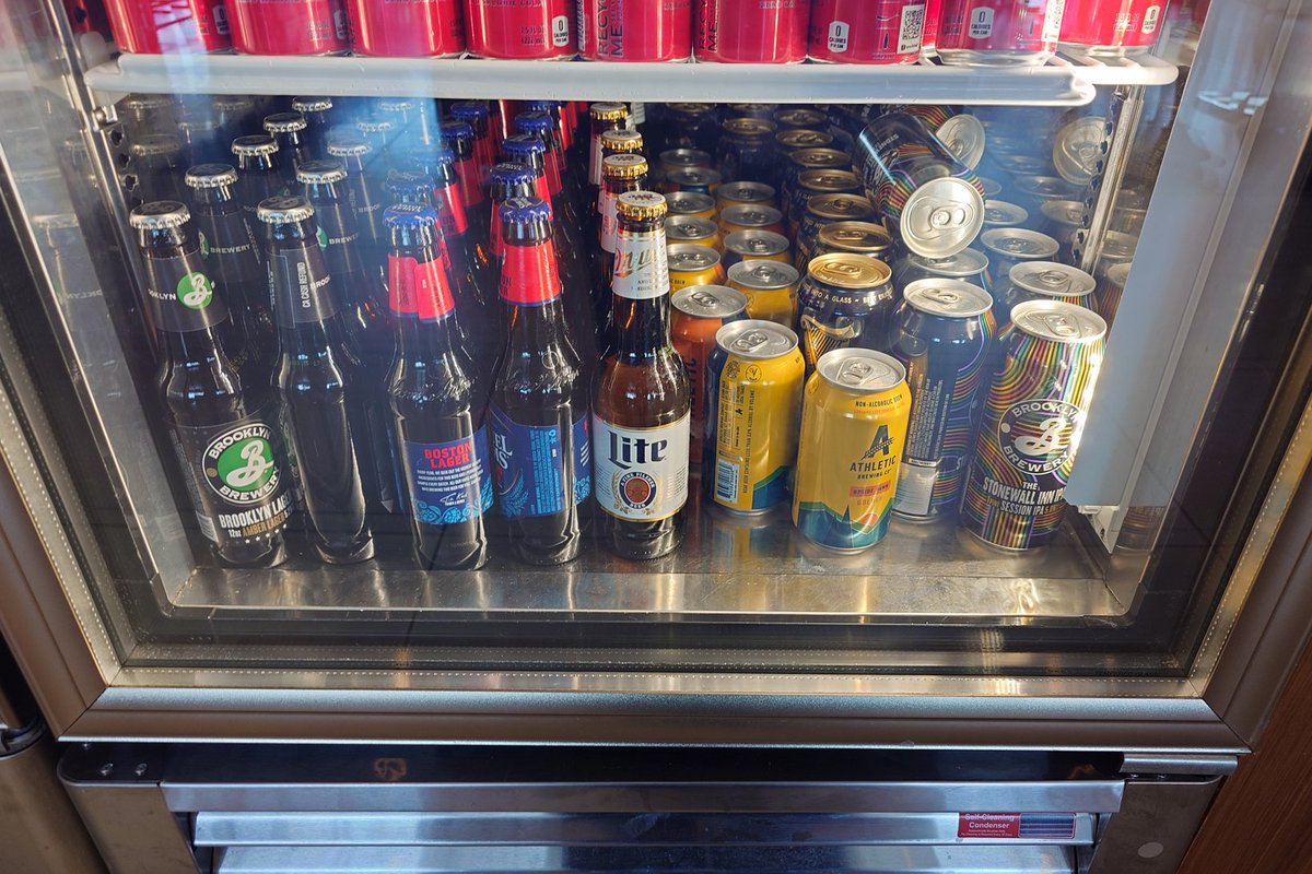 flying_drunkard's tweet photo. セルフのビールのラインナップ🍺
#SOHOLOUNGE #アメリカン航空 #ブリティッシュエアウェイズ #ワンワールド #JFK #ニューヨーク #海外旅行 https://t.co/HpiIwfOfIN