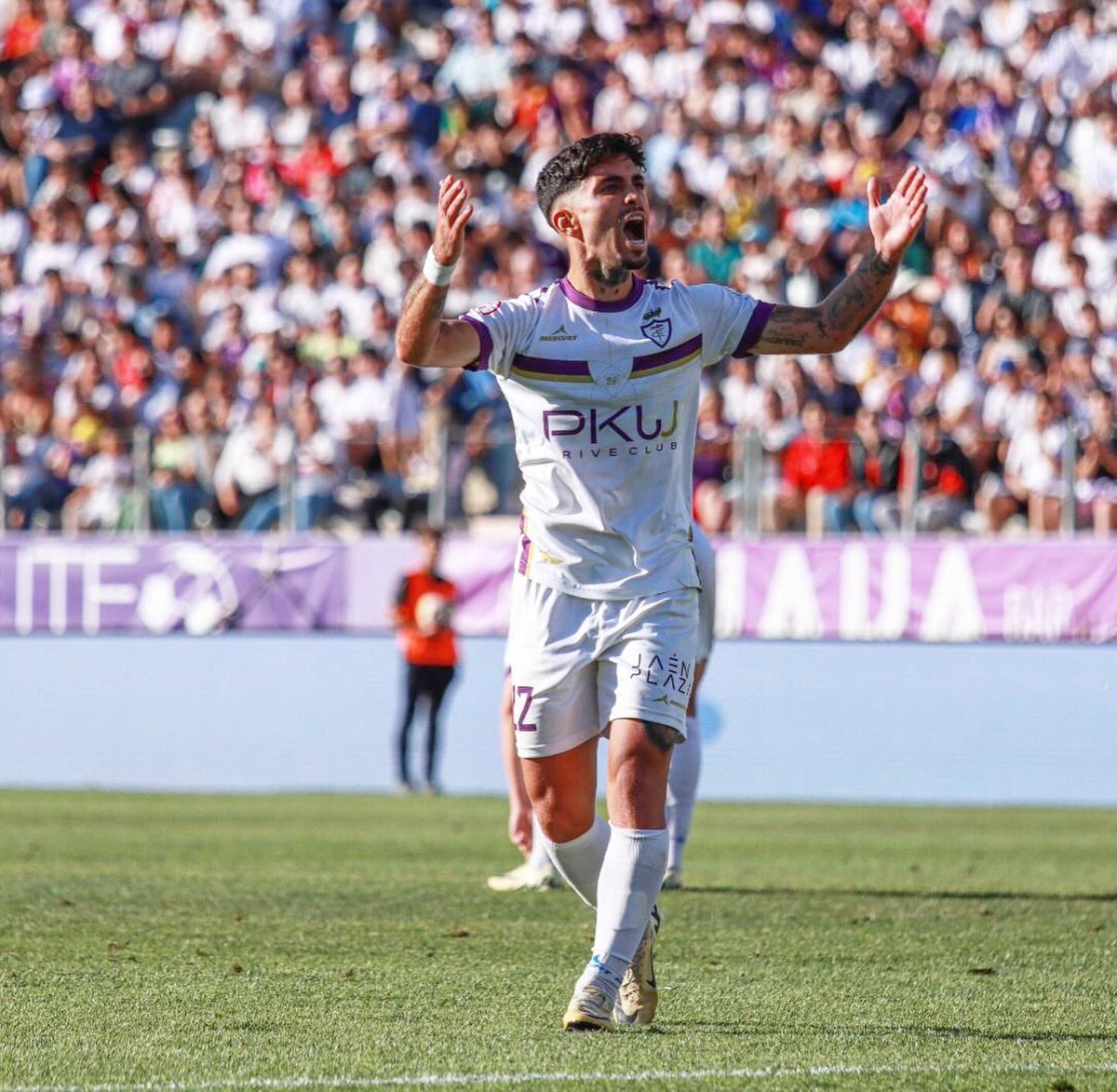 Dar las gracias a tantísimos mensajes, primero de ánimo por el durísimo palo que vivimos todos el sábado  y segundo por la celebración de mi renovación ! ❤️

Seguiré donde QUIERO y soy FELIZ 🤩
Hala real jaen siempre 🦎💜

Pd: como es aquello … de tantos golpes tengo ya la … !