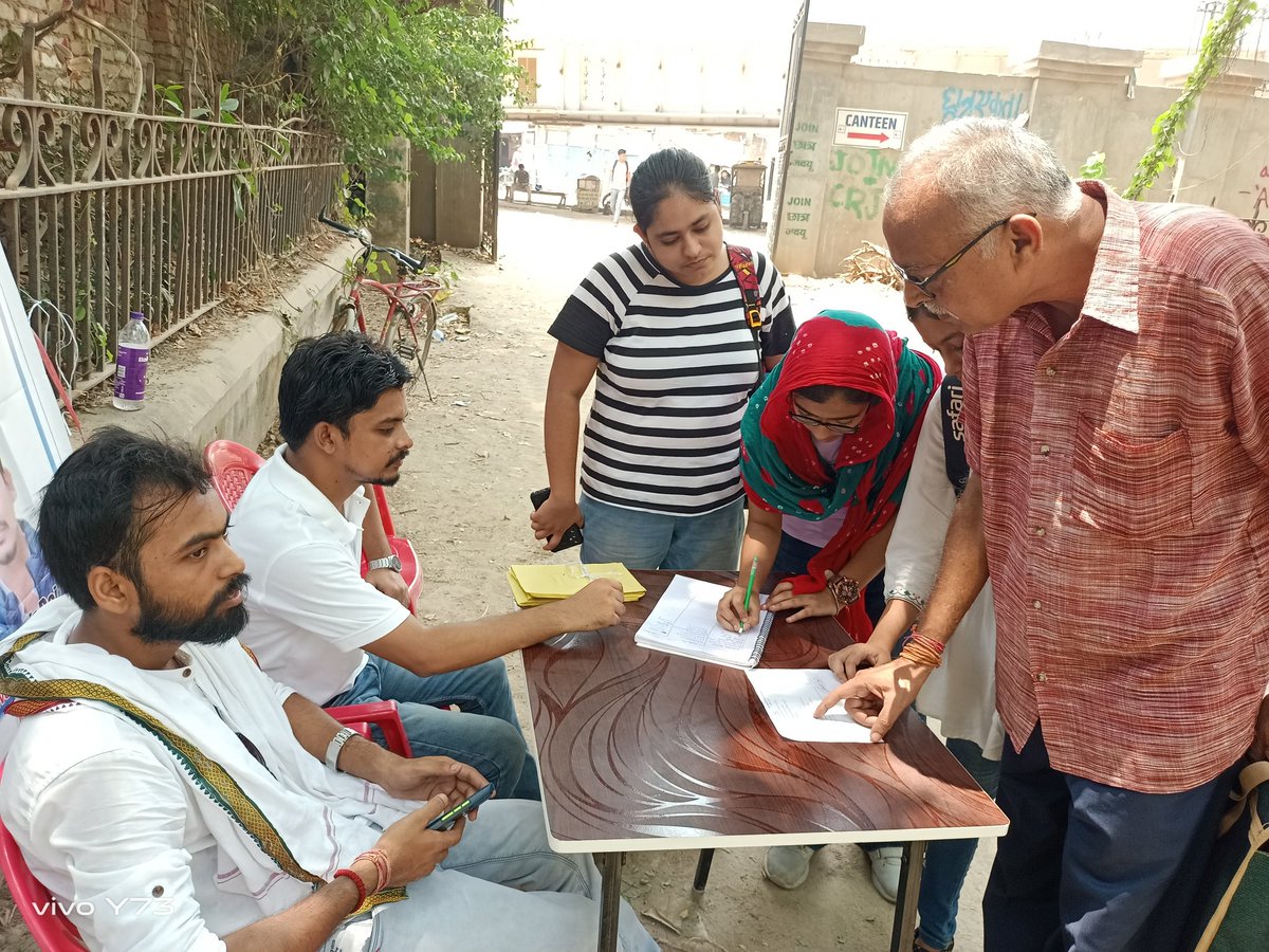 RamizRajaNsuiPu's tweet image. पटना विश्वविद्यालय में नए सत्र (2024_28) के लिए स्नातक में नामांकन की प्रक्रिया शुरू हो गई है!
आज तीसरे दिन पटना सायंस कॉलेज में #NSUI द्वारा #Help_Desk के माध्यम से नामांकन हेतु आए छात्र-छात्राओं की मदद की गई।
@kanhaiyakumar @varunchoudhary2 @chunnu_inc @satyamkushinc