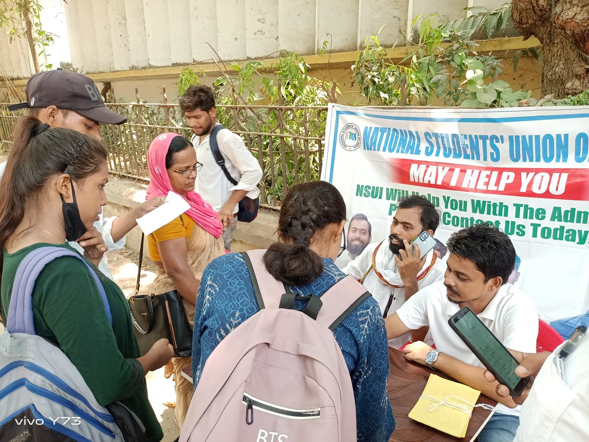 RamizRajaNsuiPu's tweet image. पटना विश्वविद्यालय में नए सत्र (2024_28) के लिए स्नातक में नामांकन की प्रक्रिया शुरू हो गई है!
आज तीसरे दिन पटना सायंस कॉलेज में #NSUI द्वारा #Help_Desk के माध्यम से नामांकन हेतु आए छात्र-छात्राओं की मदद की गई।
@kanhaiyakumar @varunchoudhary2 @chunnu_inc @satyamkushinc
