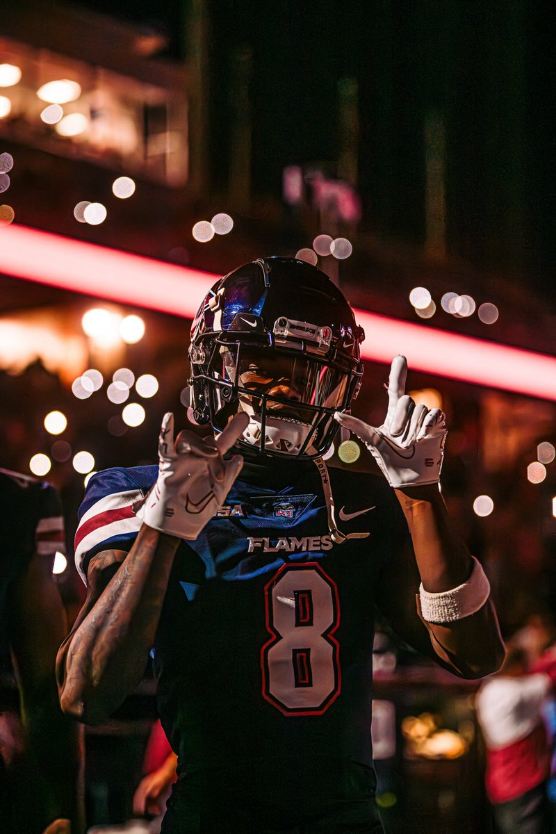 iamkdwiggins's tweet photo. I’m so proud of my son @JoshuaKDWiggins taking 8 classes this past spring semester & passed all 8. While being a full time football athlete. 24 hrs while going to every workout, meeting, & every other football related activity in one semester. #ProudDad #keepsoaring #TEXASRAISED https://t.co/aT0PYJmN4y