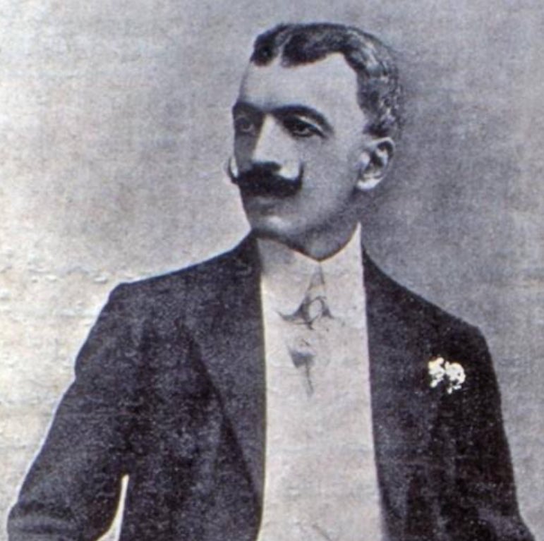İnsanların yüreğinde hırs ve çıkar düşüncesi var oldukça, savaş tehlikesi de hep olacaktır.
~ Ahmed Hikmet Müftüoğlu