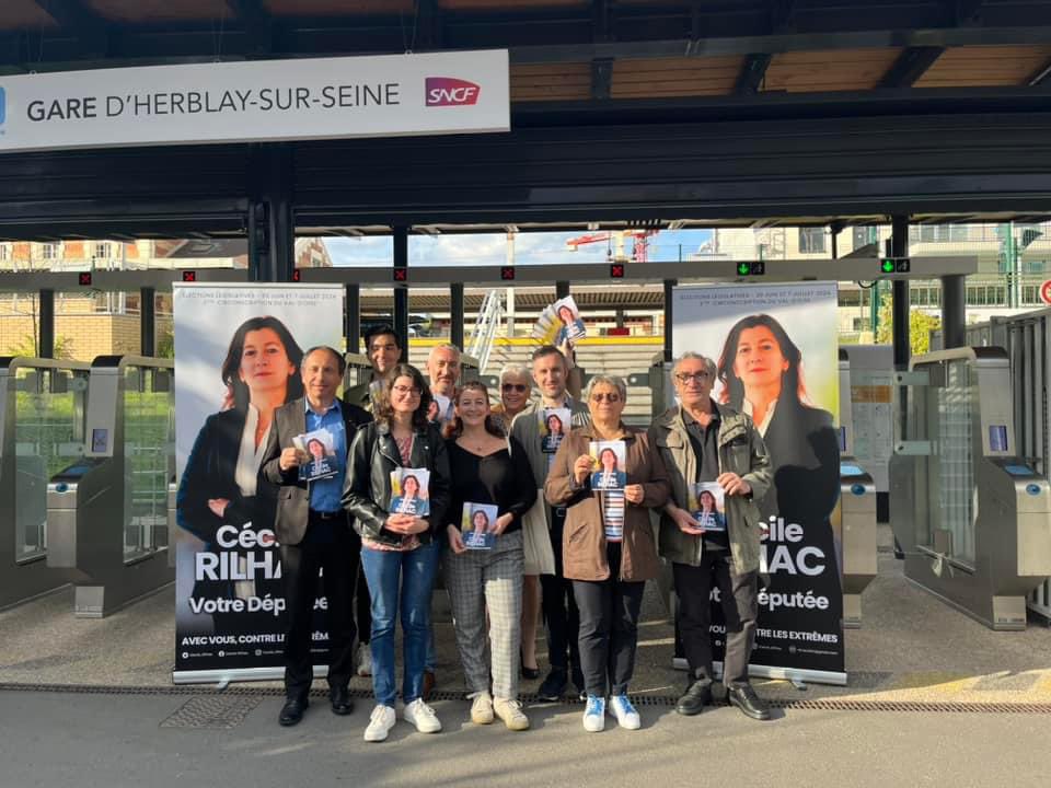 Cecile_Rilhac's tweet photo. Première session de tractage en gare de Herblay-sur-Seine avec une équipe de choc ! 💪💪

Le 30 juin et le 7 juillet, pour battre les extrêmes, on vote Cécile RILHAC ! #Législatives2024 #circo9503 https://t.co/B7ax8cWv5z