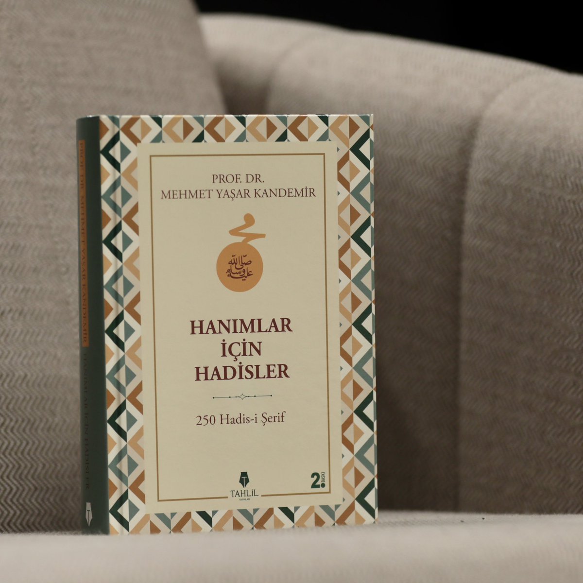 tahlilyayinlari's tweet photo. Bu gönderiyi RT yapıp beğenenler arasından 1 kişiye Hanımlar İçin Hadisler kitabını Yaşar Kandemir hocadan imzalı olarak hediye ediyoruz. https://t.co/KKnSr9TVkJ