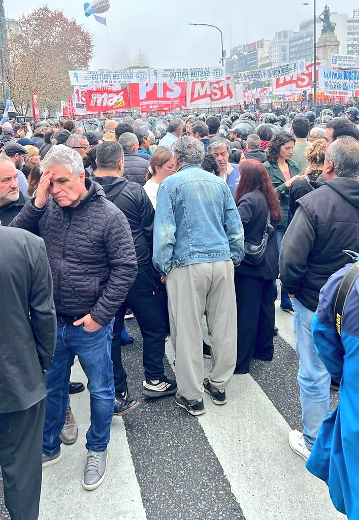 rickiherrera's tweet photo. Adentro y afuera gobiernan contra el pueblo. 
En la calle, la decisión política es la represión https://t.co/n5g9Ei1dLf