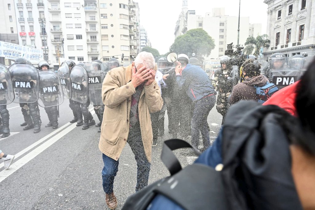 rickiherrera's tweet photo. Adentro y afuera gobiernan contra el pueblo. 
En la calle, la decisión política es la represión https://t.co/n5g9Ei1dLf