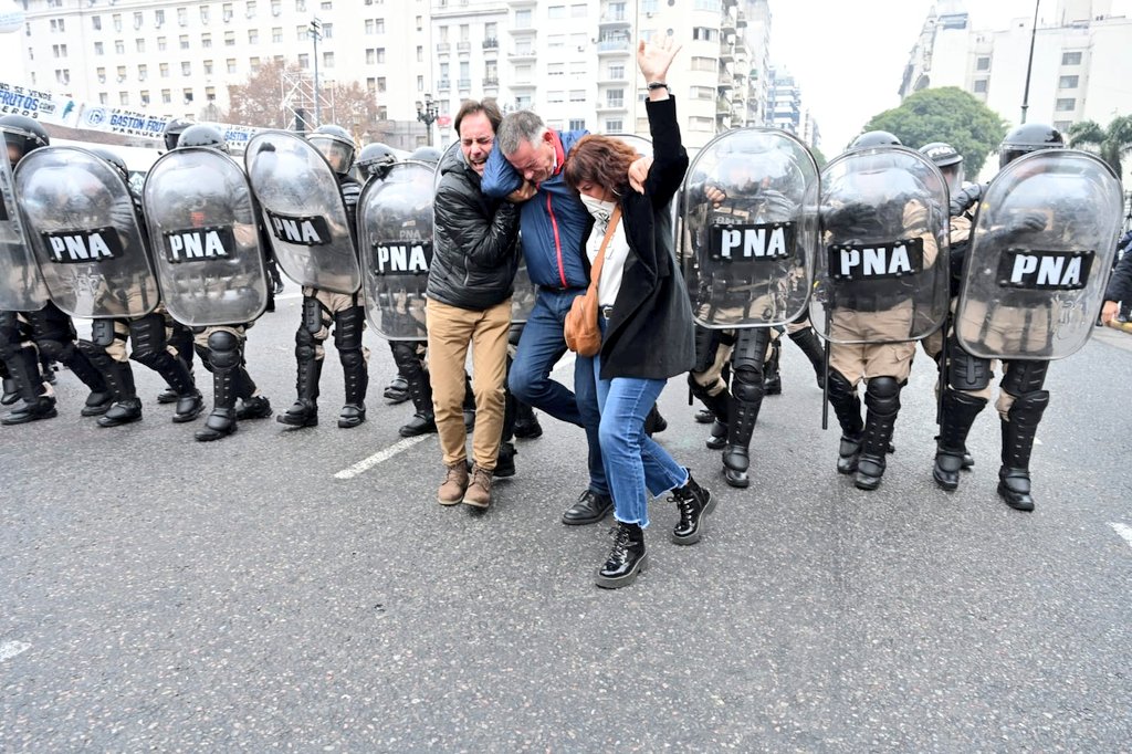Adentro y afuera gobiernan contra el pueblo. 
En la calle, la decisión política es la represión