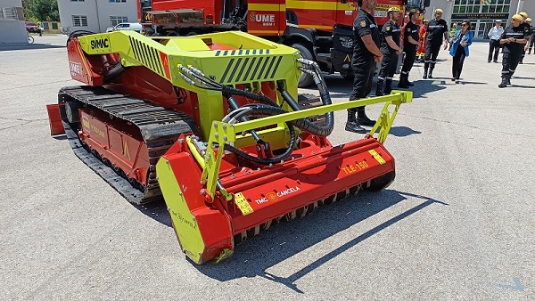 elradar_APTIE's tweet image. 🎥 [VÍDEO] La @UMEgob 🚒 ya tiene su primer #dron terrestre (#UGV): el P75D-UME de #SVMAC. Este vehículo no tripulado 🕹️ aportará nuevas #capacidades en la lucha contra #incendios 🔥 forestales y también en grandes #nevadas❄️

👉 elradar.es/ume-dron-terre…