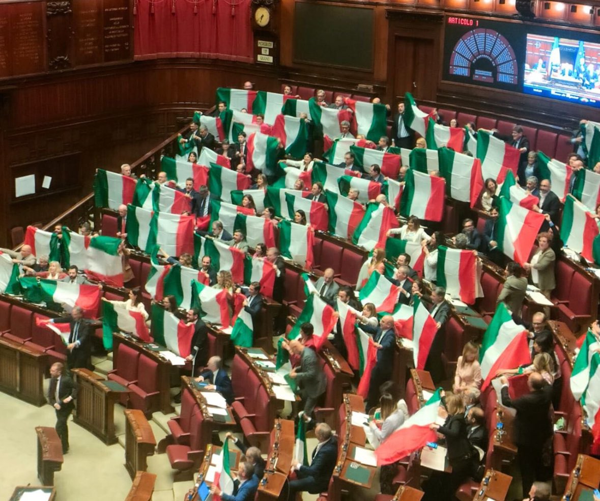 MassimGiannini's tweet image. Il Premierato Forte sfascia la Costituzione, l’Autonomia Differenziata spacca il Paese. La protesta tricolore in Parlamento è un bel messaggio agli italiani: ribellarsi è giusto.