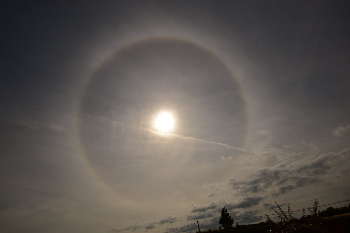 SeanMagnier's tweet photo. In all my time on this planet, I've never noticed a Sun Halo before. Well, I have now and thankfully had the camera nearby.
Here's one for you this evening, in #Kilworth Co Cork

@JoannaDonnellyL
@MetEireann
@CarlowWeather
@WeatherRTE
@Cork_Weather
#sunhalo
#June https://t.co/yhQVHD1kN2