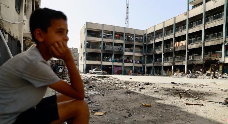 UN_News_Centre's tweet photo. 🎙 Gaza: Hamas and Israel carried out war crimes, says top independent rights probe @UNHumanRights 
🎙 Kharkiv: thousands more evacuated from frontline villages @Refugees
🎙 @antonioguterres hails 60 years of UN trade and development action

Full audio➡️https://t.co/4eGBz4UoSN https://t.co/EbhtPQrVG7