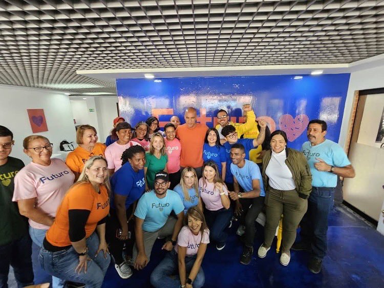 ¡Cultura y futuro en #Carabobo!

Junto a <a href="/HectoRodriguez/">Héctor Rodríguez C.</a> estuvimos en la inauguración del Centro Cultural Casa Futuro para impulsar la participación del voluntariado de nuestro <a href="/movfuturoven/">Movimiento Futuro</a>. 

¡Con la mirada en el porvenir! <a href="/NicolasMaduro/">Nicolás Maduro</a> 

#MovimientoFuturo #FuturoVenezuela