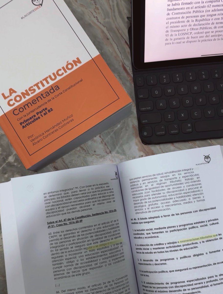 giugrab's tweet photo. Tuve la oportunidad de adquirir “La Constitución comentada”. Quiero compartir mi entusiasmo por esta obra con todos mis compañeros de la carrera de Derecho. Esta primera parte, que se centra en la parte dogmática de nuestra Constitución, es una herramienta indispensable para nuestra formación porque contiene la jurisprudencia más reciente de la Corte Constitucional. 

Recomiendo a todos los alumnos de Derecho que integren este libro a su biblioteca personal. Gracias por este aporte. 👏🏻 @aldicon18 @VeronicaLHM @lacortediceEC