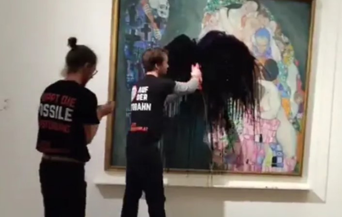 LaffingLions's tweet photo. @ianmiles It's moral and laudable to deface art in a museum but art on the street is holy and must not be touched. https://t.co/7xh6Vb9JYn