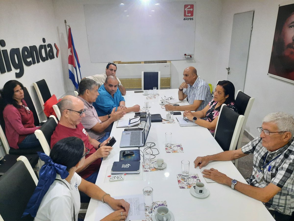 Visité la empresa <a href="/aicrosCuba/">aicros</a> junto a <a href="/Ernesto_RHdez/">Ernesto Rodríguez Hernández</a>. Intercambiamos con su colectivo y sus mipymes, quienes se distinguen por el aporte innovador a la #Transformación Digital, las alianzas entre actores de la #IndustriaTic y sus acciones de #EducaciónDigitalParaTodos.