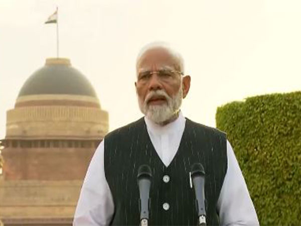 ani_digital's tweet photo. Kuwait fire tragedy: PM Modi announces ex-gratia relief Rs 2 lakh to families of deceased Indian nationals 

Read @ANI Story | https://t.co/m4KKW2DA3a
#Kuwaitfiretragedy #PMModi #Kuwaitrelief https://t.co/BEtaqFC64x
